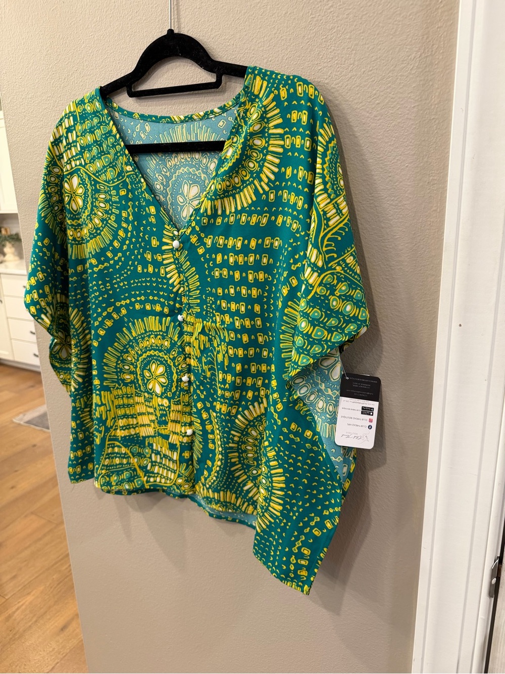 Boho Print Short Sleeve V-Neck Top in Green and Yellow NWT Size M - Picture 2 of 4
